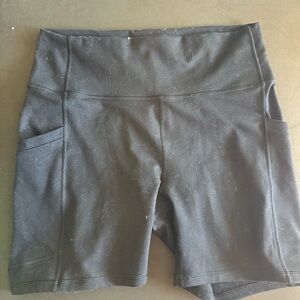 Fabletics On-The-Go Powerhold High Waisted 6” shirts - L